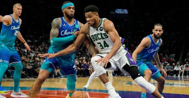 1641705232907059230.jpg Giannis_Bucks_vs_Hornets_2022_01_09_11_23_41.jpg