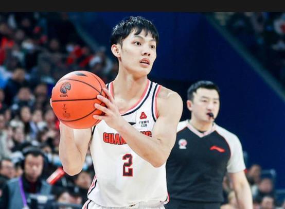 开云体育官方网-徐杰习惯性崴脚或退出国家队;上海外援发文称广东防守强度大