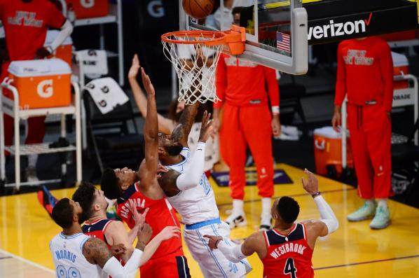 出战43分钟手感冰封 詹姆斯:受伤了才会考虑休息